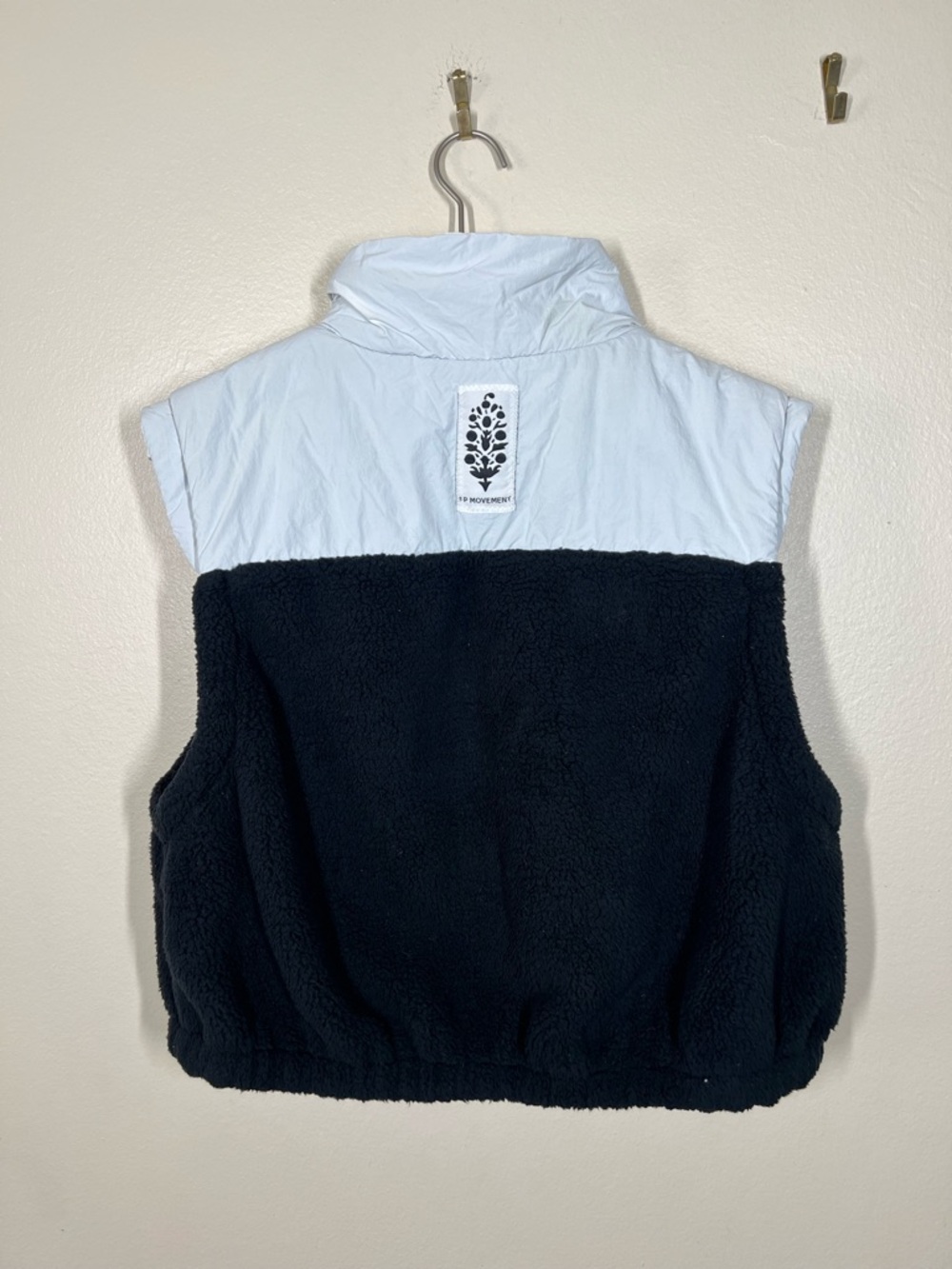 Free People Movement Journey Ahead Sherpa Cropped Vest Women’s Size Medium Black - Picture 9 of 11